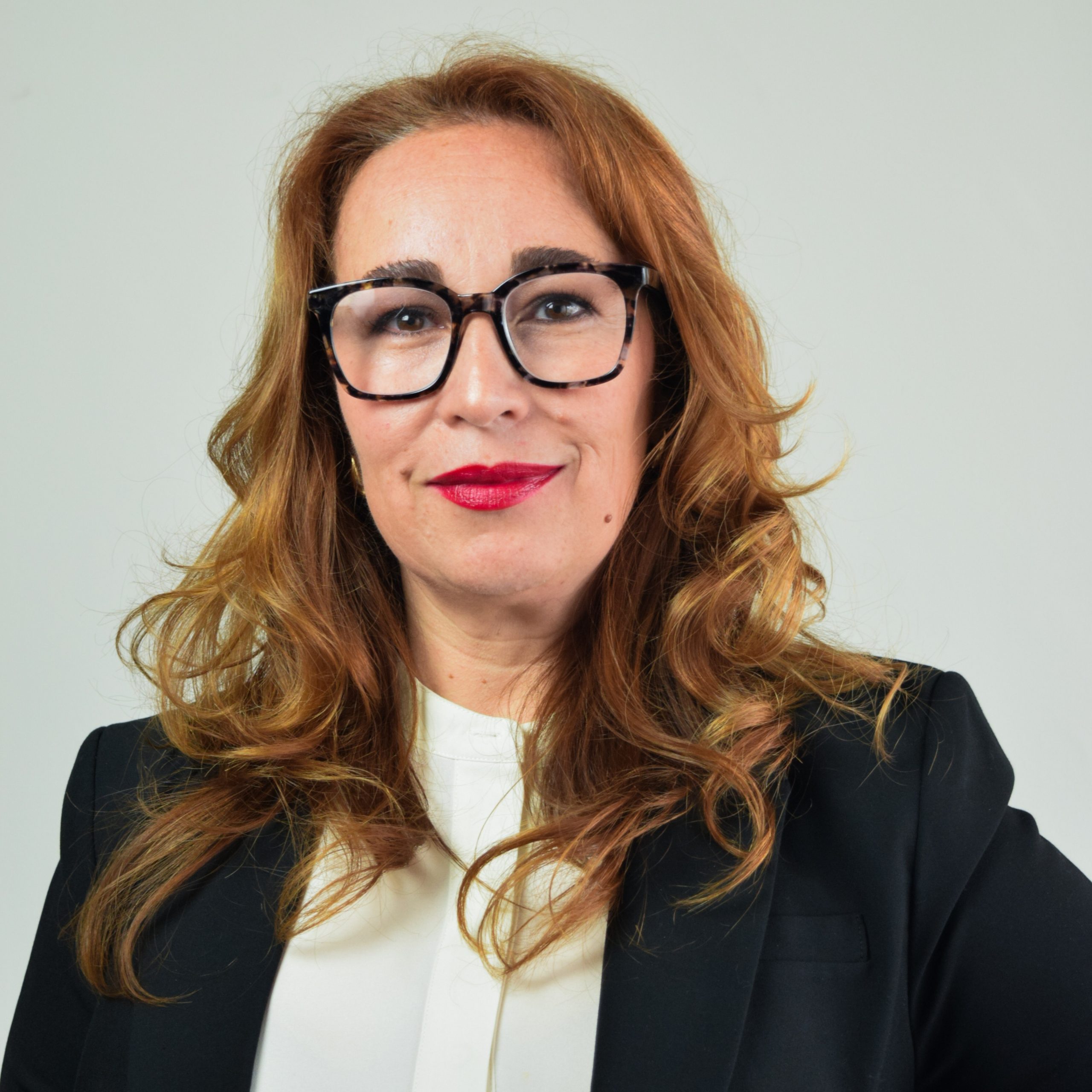 Retrato profesional de Myrna Benavides Peña, integrante de Manglar Consultores
